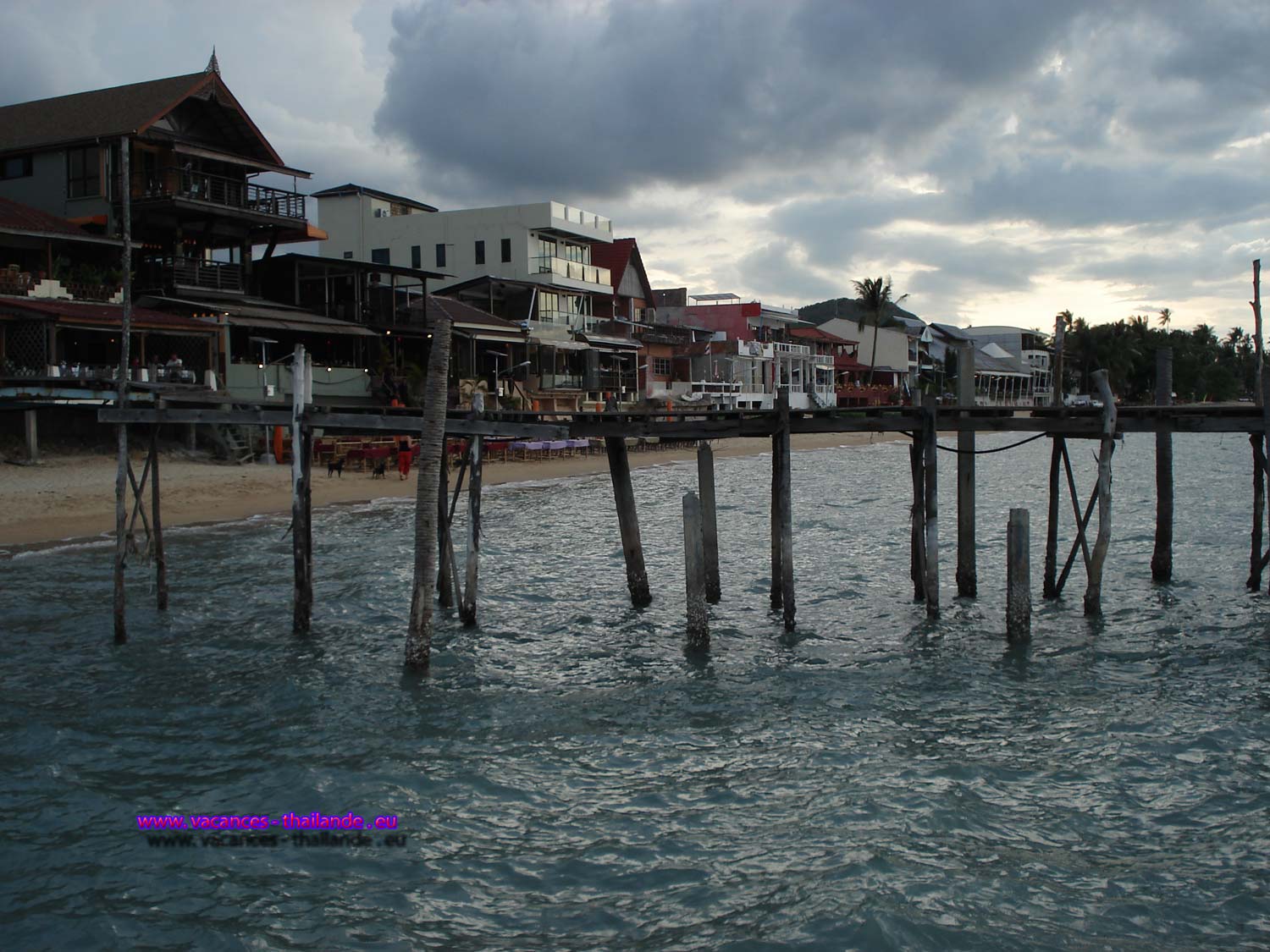 location villa vacances thailande louer la maison en thaïllande prés de Fisherman village à Koh Samui, Une visite au village des pêcheurs de Fischerman's village, dans l'après midi, petite baignade dans l'eau chaude, et le soir, un très bon repas dans un restaurant dans ce quartier animé, dans la journée, mais aussi tard le soir. En famille, ou en couple, vous y passerez un agréable moment